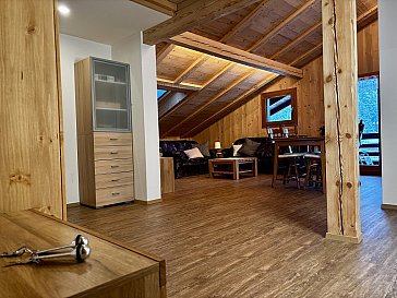 Ferienwohnung in Kandersteg - Eingangsbereich mit Blick ins Wohnzimmer