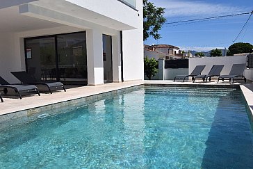 Ferienhaus in Ampuriabrava - Der Swimmingpool (4 x 8 m) mit römischer Treppe