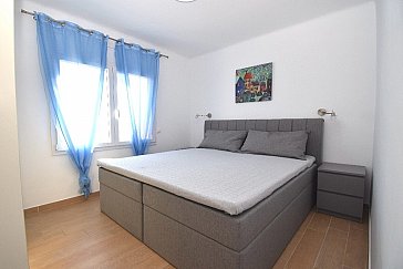 Ferienhaus in Ampuriabrava - SChlafzimmer mit Boxspringbett