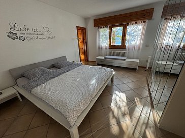 Ferienhaus in Drano-Valsolda - Schlafzimmer 1 mit Zugang zum Bad