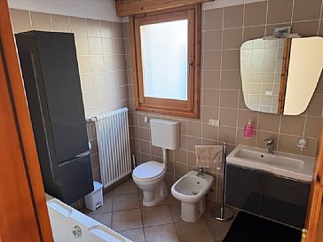 Ferienhaus in Drano-Valsolda - WC, Badewanne, Lavabo