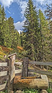 Ferienhaus in Wagrain - Quellwasserbrunnen im Herbst