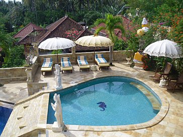 Ferienhaus in Lovina - Oberer Pool mit bequemen Liegen