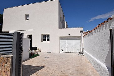 Ferienhaus in Ampuriabrava - Im Vorhof des Hauses ist ein abgeschlossener PP