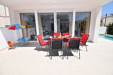 Ferienhaus in Ampuriabrava - Teilüberdachte Terrasse mit: Markise, Esstisch