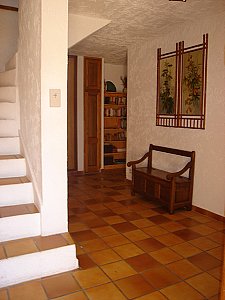 Ferienhaus in Appietto-Golfe de Lava - Eingangsbereich mit Treppe zum Wohnzimmer