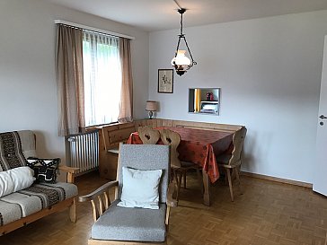 Ferienwohnung in Samedan - Wohnzimmer-Essecke