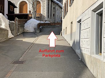 Ferienwohnung in Samedan - Auffahrt Parkplatz