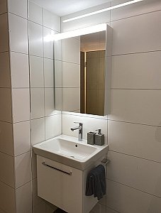 Ferienwohnung in Scuol - Spiegelschrank/Waschbecken