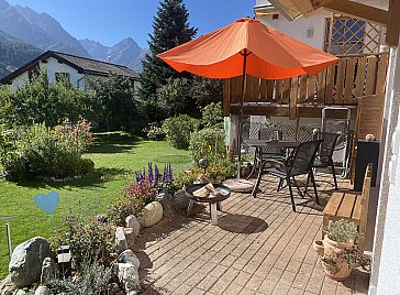 Ferienwohnung in Scuol - Sitzplatz mit Aussicht und Garten