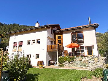 Ferienwohnung in Scuol - Unten links 2,5-Zi-Whg, rechts Studio Süd