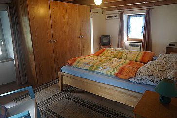 Ferienhaus in Grono - Elternschlafzimmer mit Doppelbett und Balkon