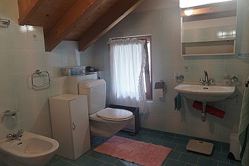 Ferienhaus in Grono - Badezimmer mit WC, Lavabo und Bidet...