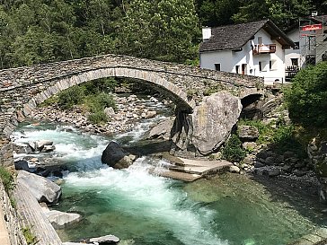 Ferienhaus in Grono - Steinbrücke von Arvigo/Calancatal